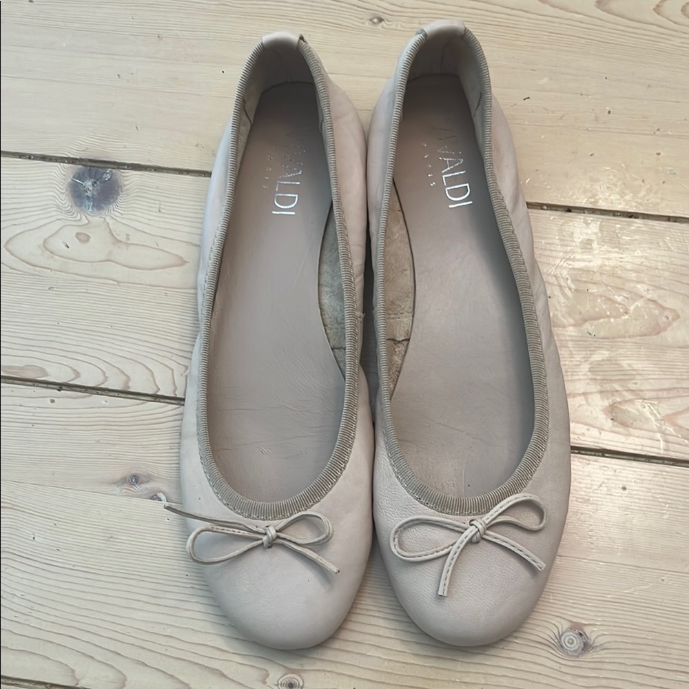 Vivaldi Paris Women's Beige Bow Ballet Flats